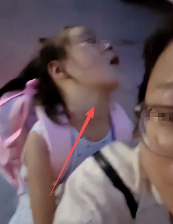 "Mẹ lái xe chở con thêm vài vòng nữa nhé" - Người mẹ đau thắt lòng khi biết lý do con chưa muốn về nhà- Ảnh 1. "Mẹ lái xe chở con thêm vài vòng nữa nhé" - Người mẹ đau thắt lòng khi biết lý do con chưa muốn về nhà- Ảnh 1.