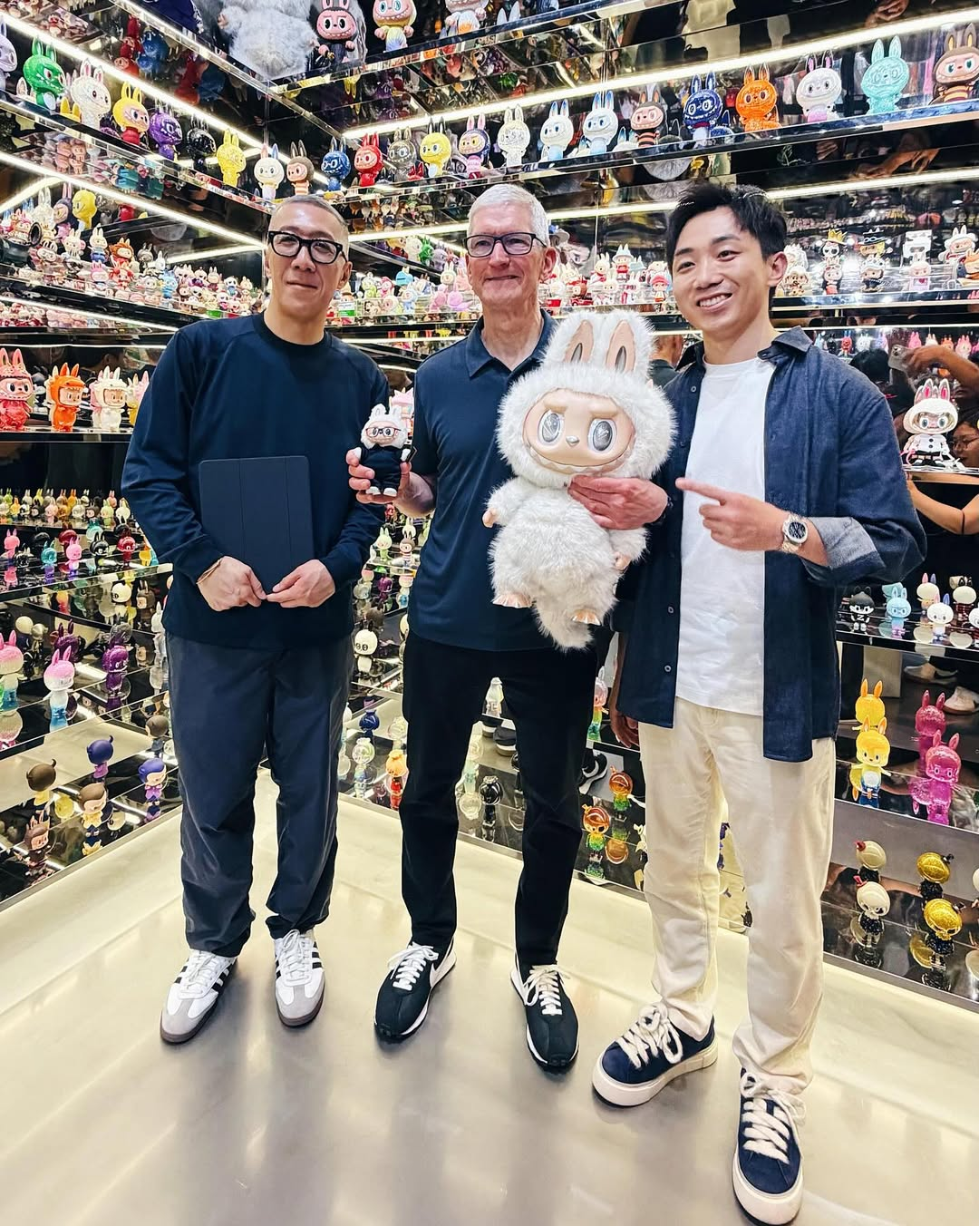 Bức ảnh "Tim Cook khác lạ" đang gây sốt- Ảnh 5. Bức ảnh "Tim Cook khác lạ" đang gây sốt- Ảnh 5.