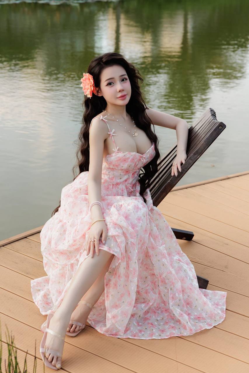 Ngân 98 luôn cố tình hở bạo, phản cảm quá đà- Ảnh 12. Ngân 98 luôn cố tình hở bạo, phản cảm quá đà- Ảnh 12.