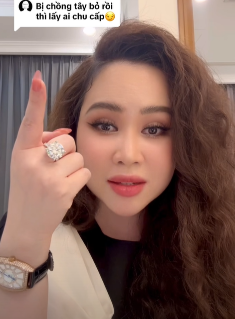 "Nấm lùn showbiz Việt" suy sụp sau khi ly hôn chồng Tây cao 2m- Ảnh 5. "Nấm lùn showbiz Việt" suy sụp sau khi ly hôn chồng Tây cao 2m- Ảnh 5.