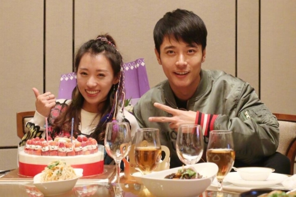 Bắt tại trận "chồng trẻ" của mỹ nhân showbiz vào nhà nghỉ với trợ lý- Ảnh 7. Bắt tại trận "chồng trẻ" của mỹ nhân showbiz vào nhà nghỉ với trợ lý- Ảnh 7.