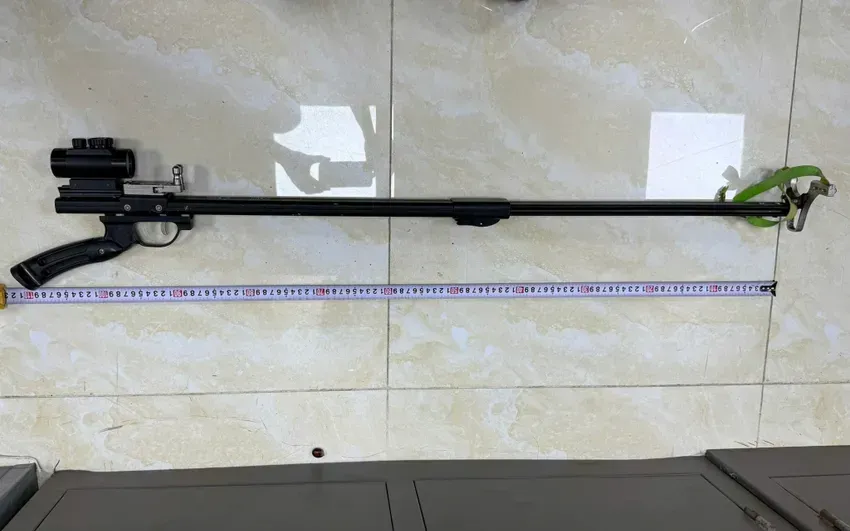 C&aacute;c đối tượng d&ugrave;ng s&uacute;ng n&aacute; cao su bắn bi v&agrave;o xe &ocirc; t&ocirc;. (Ảnh: CA)