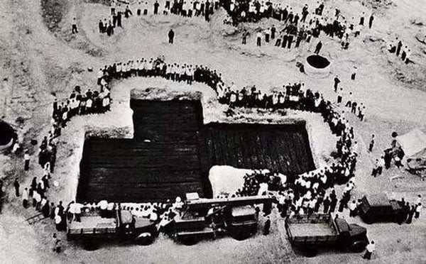 Đào thuỷ mộ 2.500 tuổi, phát hiện hài cốt 21 mỹ nhân vây quanh quan tài 7 tấn và kho báu nguyên vẹn "không thể sao chép"- Ảnh 1.