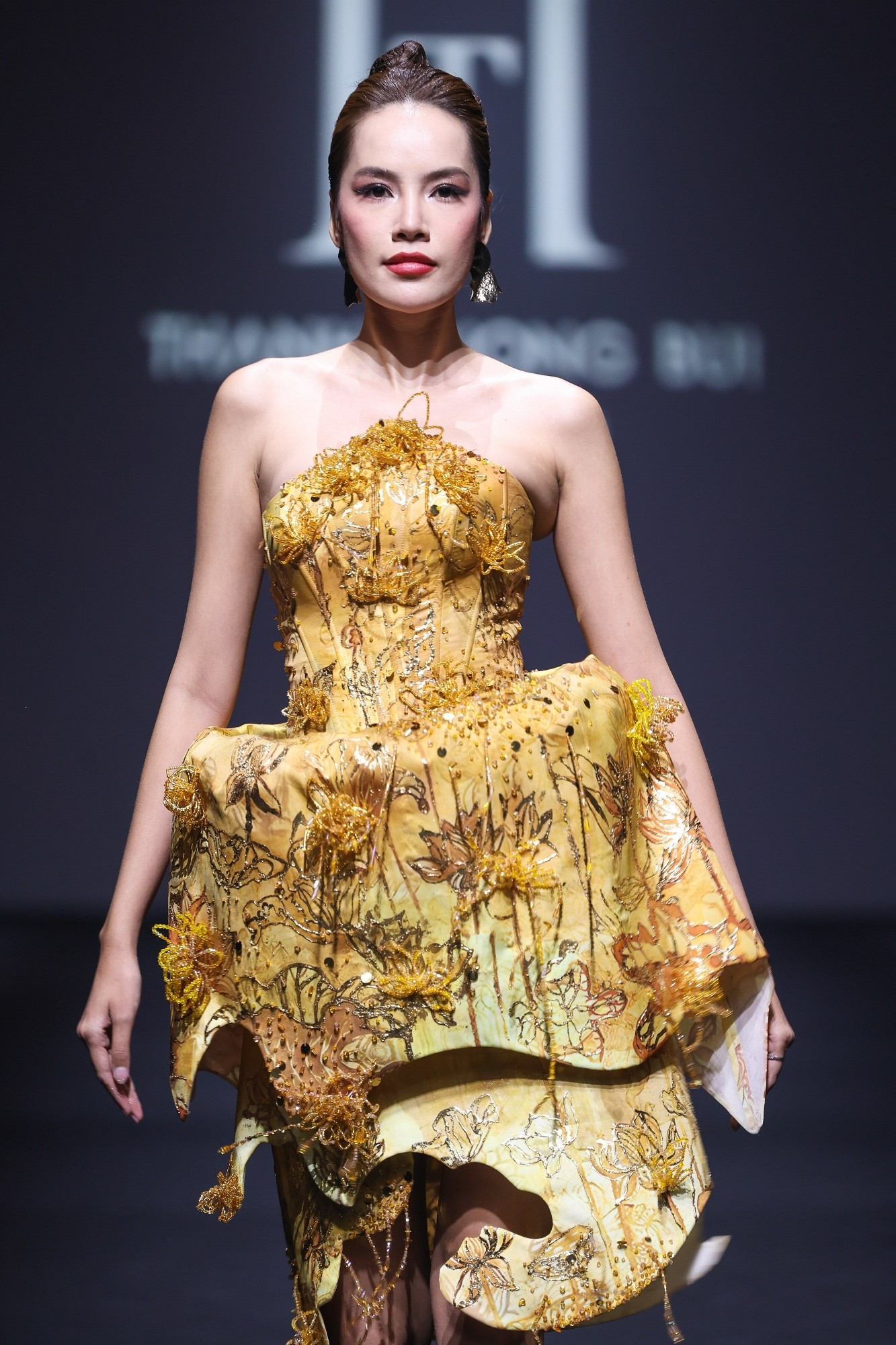 Hoàng Thùy được dát vàng lên người khi trình diễn trang phục của Bùi Thanh Hương ở Thượng Hải- Ảnh 1. Hoàng Thùy được dát vàng lên người khi trình diễn trang phục của Bùi Thanh Hương ở Thượng Hải- Ảnh 1.