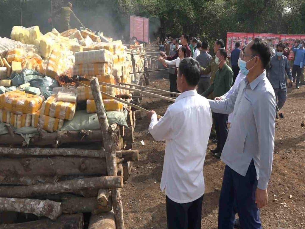 Lào tiêu hủy hơn 11 tấn ma túy ngoài trời- Ảnh 3. Lào tiêu hủy hơn 11 tấn ma túy ngoài trời- Ảnh 3.