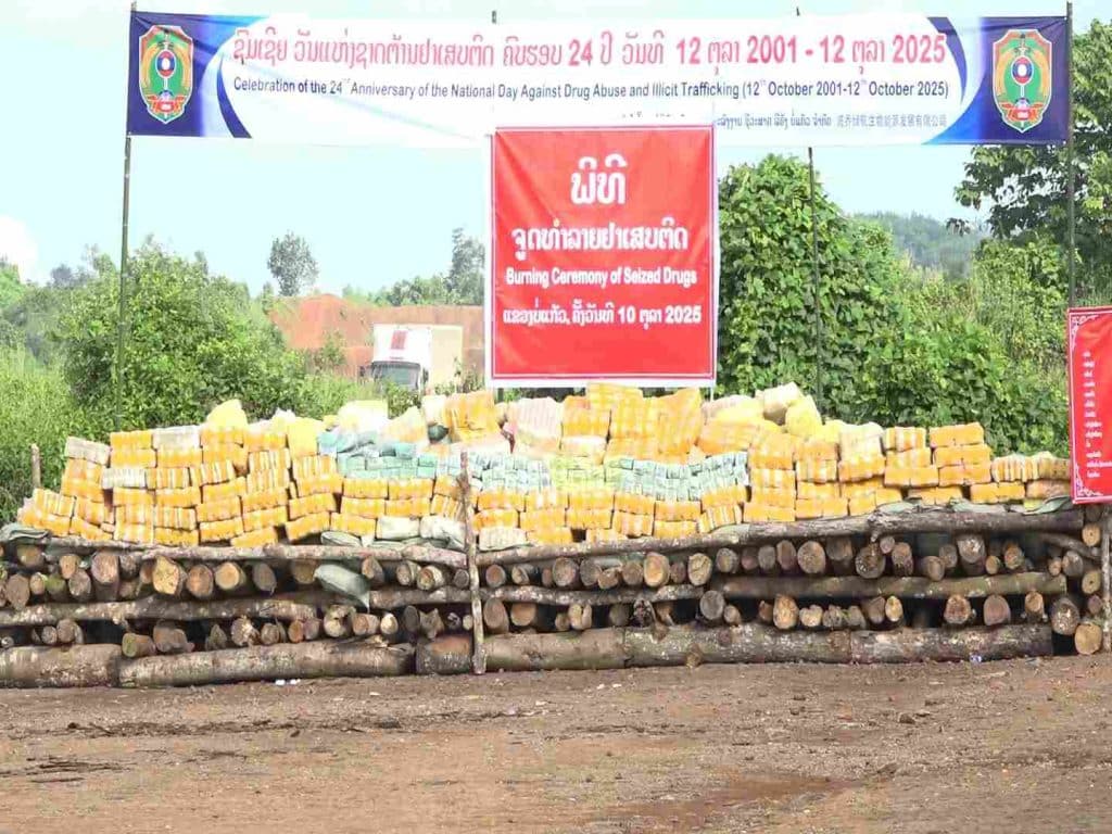 Lào tiêu hủy hơn 11 tấn ma túy ngoài trời- Ảnh 4. Lào tiêu hủy hơn 11 tấn ma túy ngoài trời- Ảnh 4.