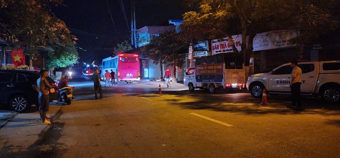 Dùng súng ná cao su bắn vỡ kính nhiều xe ô tô ở Hải Phòng- Ảnh 2. Dùng súng ná cao su bắn vỡ kính nhiều xe ô tô ở Hải Phòng- Ảnh 2.