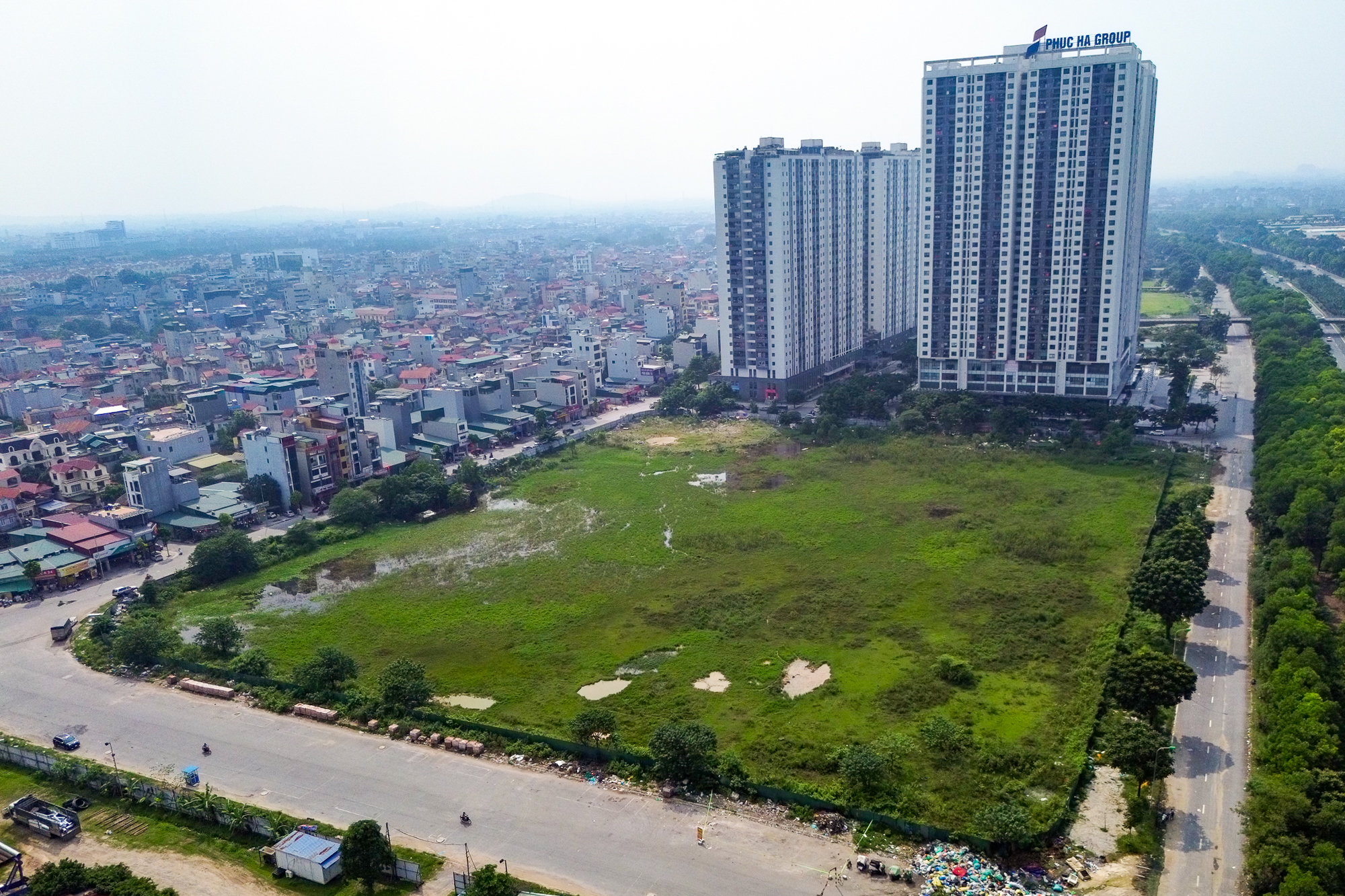 Toàn cảnh lô đất sắp được xây 6 tòa chung cư ở khu nhà giàu Hà Nội cứ mưa là ngập- Ảnh 1. Toàn cảnh lô đất sắp được xây 6 tòa chung cư ở khu nhà giàu Hà Nội cứ mưa là ngập- Ảnh 1.