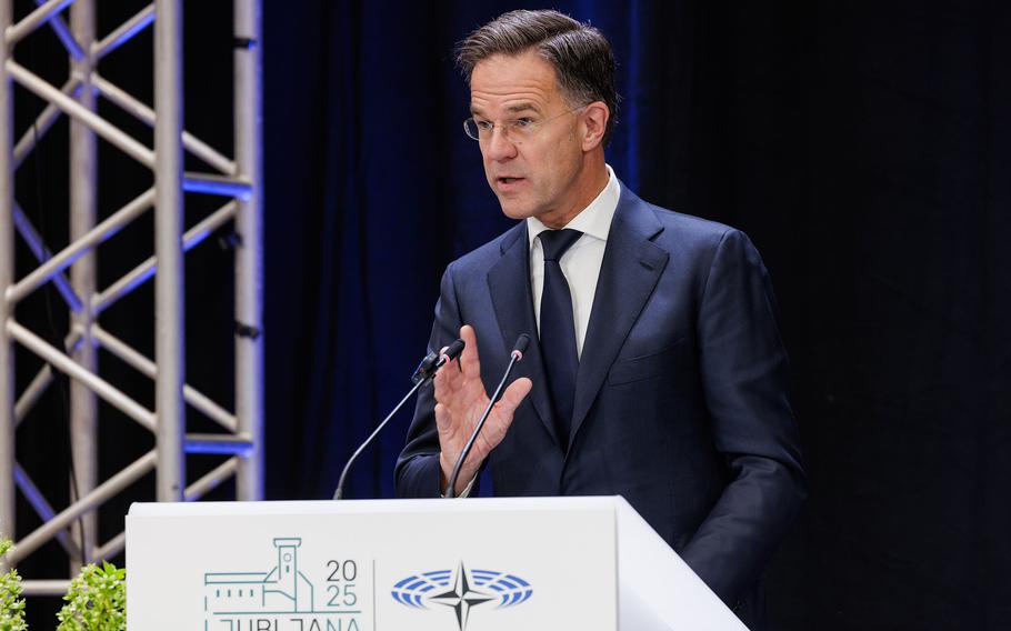 Tàu ngầm Nga hoạt động 'bất thường', Tổng thư ký NATO giễu 'lê lết về nhà': Cỗ máy chiến tranh gặp sự cố?- Ảnh 1.