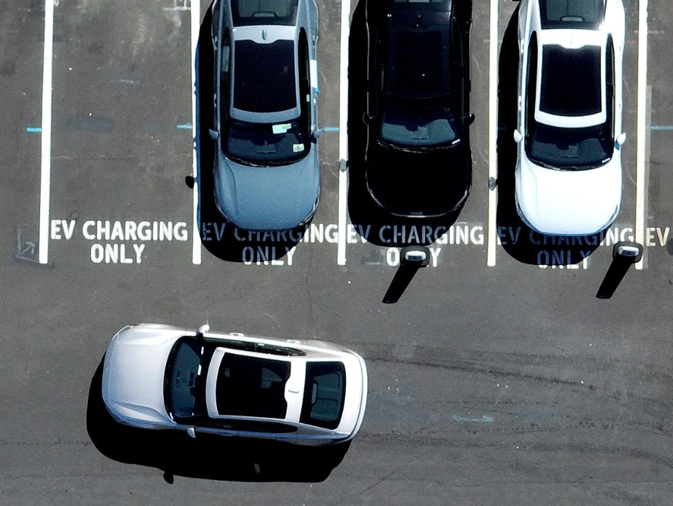 Duy nhất Tesla có lợi nhuận trên thị trường xe điện Mỹ, hàng loạt đối thủ báo lỗ- Ảnh 1.