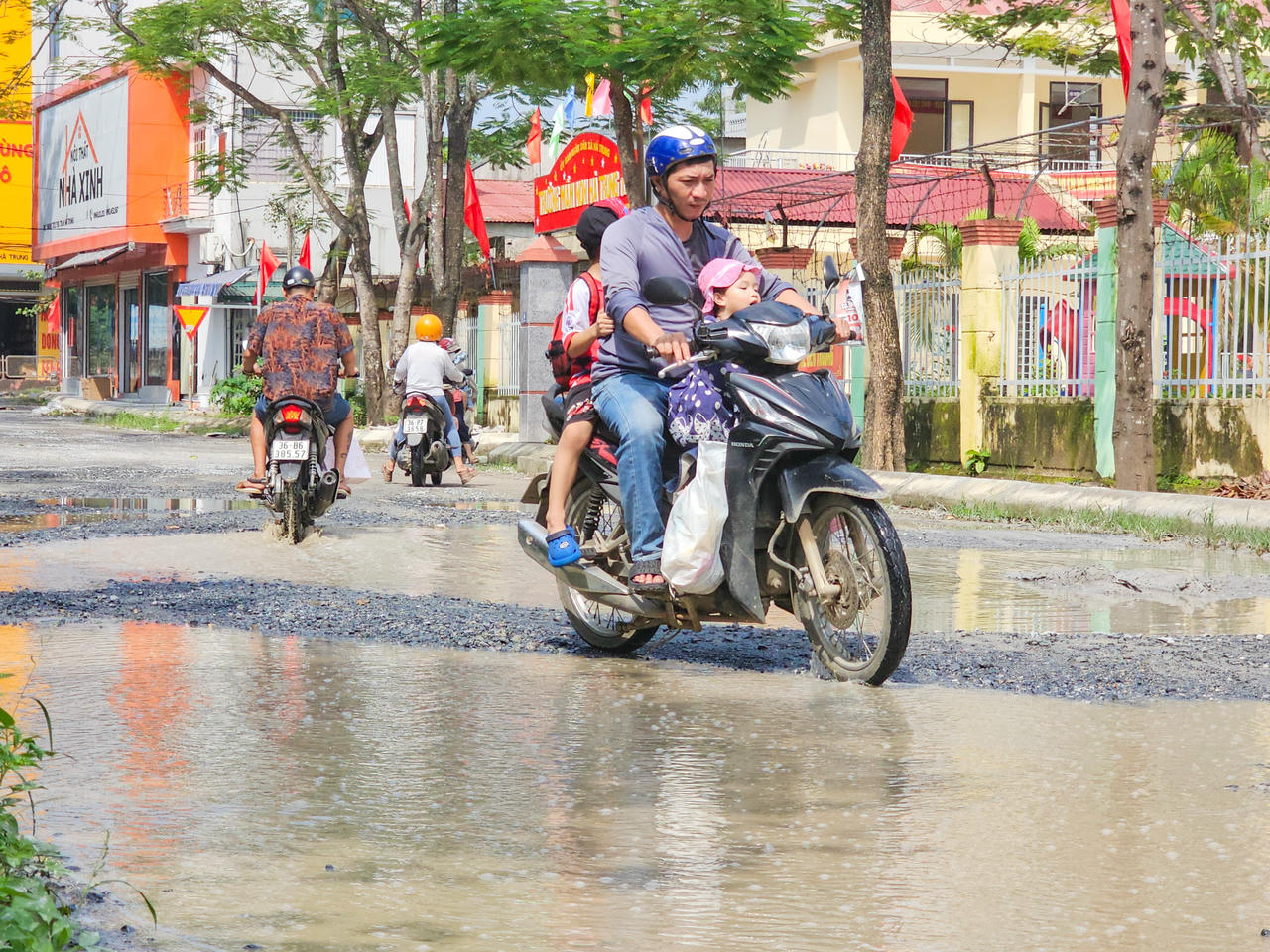 Đường 8 tỷ đồng làm dở dang, người tham gia giao thông gặp khó khăn- Ảnh 3. Đường 8 tỷ đồng làm dở dang, người tham gia giao thông gặp khó khăn- Ảnh 3.