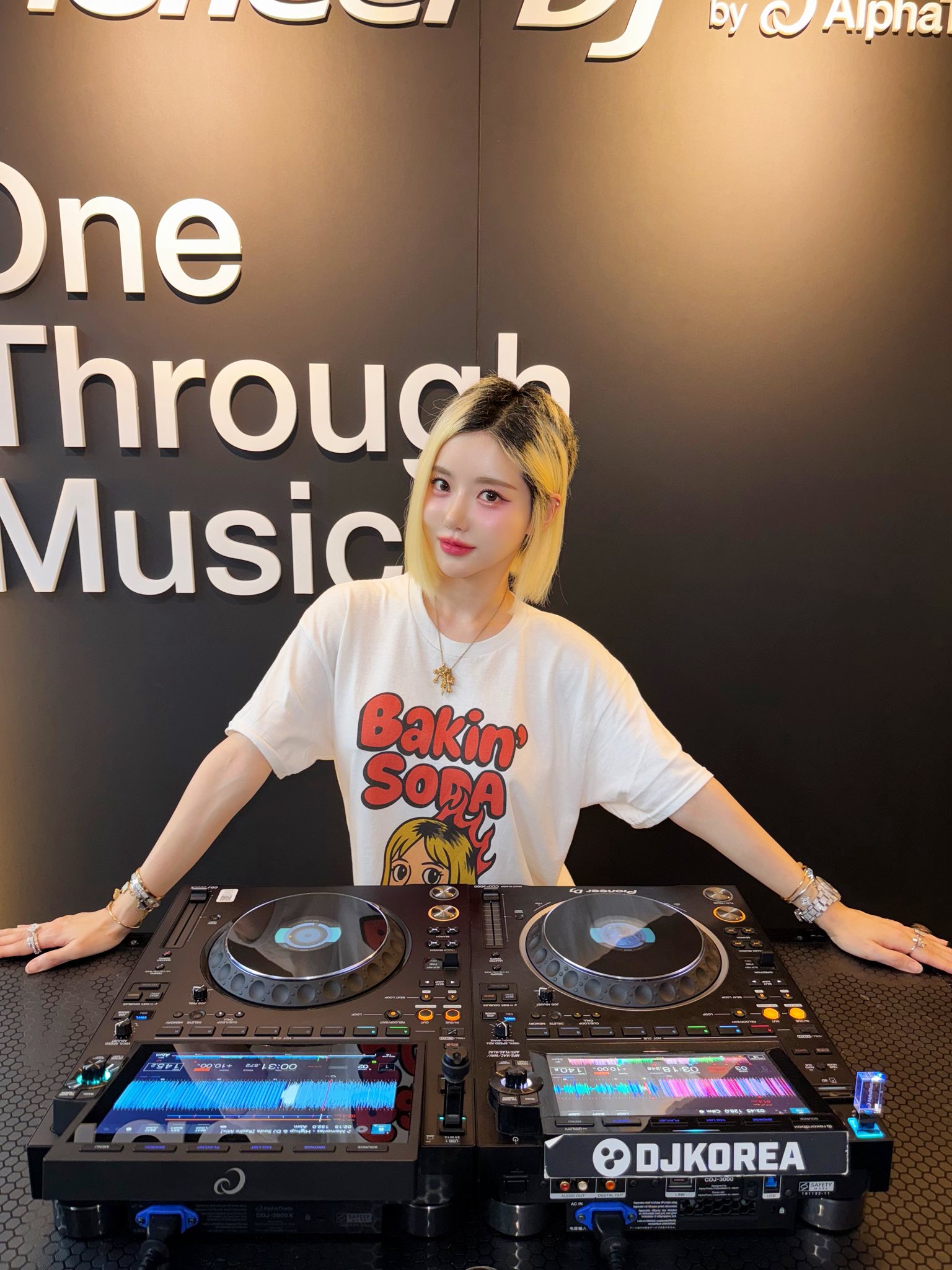 Nữ DJ suy sụp bật khóc, tóc rụng mảng lớn- Ảnh 6. Nữ DJ suy sụp bật khóc, tóc rụng mảng lớn- Ảnh 6.