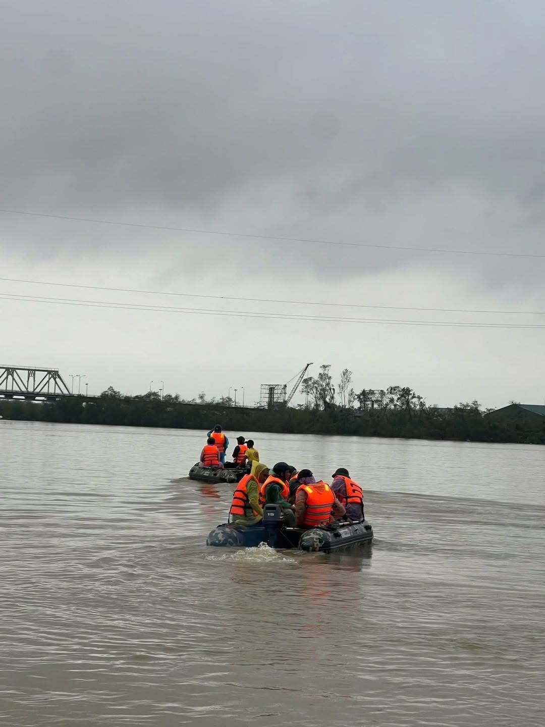 Vụ nghi bố ôm 2 con gái nhảy sông: Đã tìm thấy thi thể 2 cháu bé- Ảnh 1. Vụ nghi bố ôm 2 con gái nhảy sông: Đã tìm thấy thi thể 2 cháu bé- Ảnh 1.