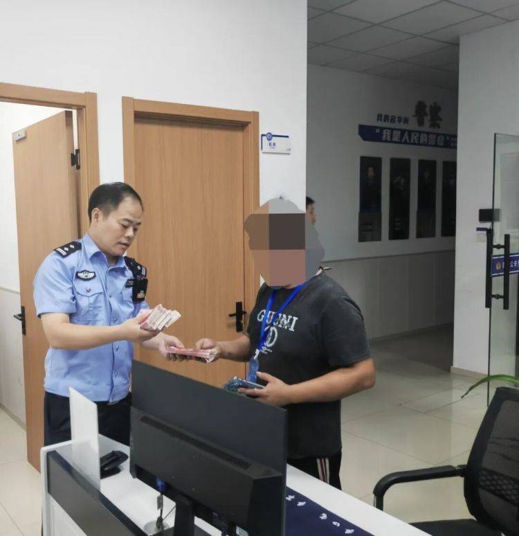 Vừa rút 180 triệu rời ngân hàng, người đàn ông bất ngờ bị công an chặn lại, sự thật phía sau khiến ai cũng rùng mình- Ảnh 1.