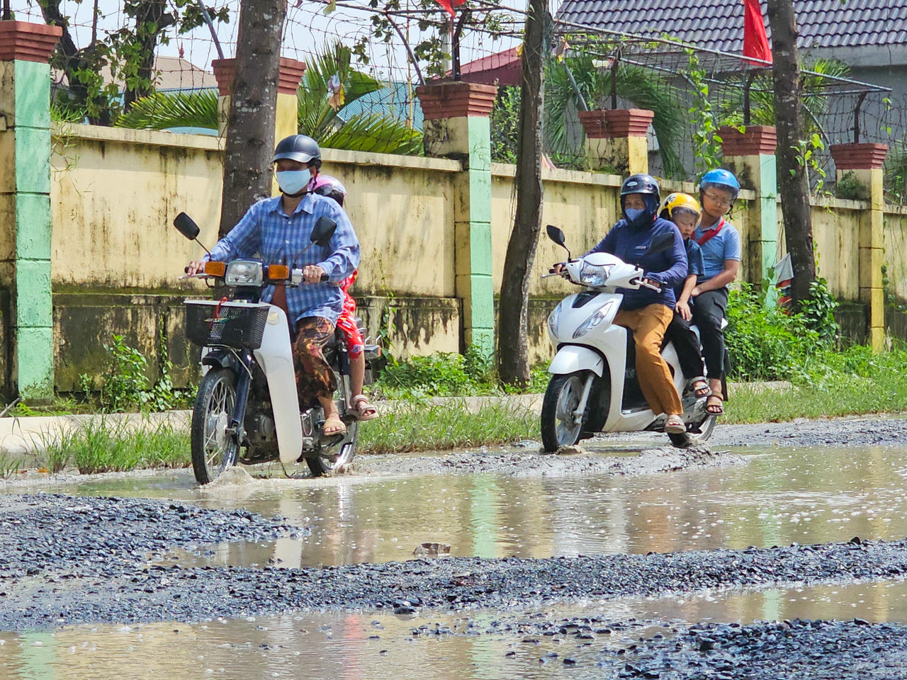 Đường 8 tỷ đồng làm dở dang, người tham gia giao thông gặp khó khăn- Ảnh 5. Đường 8 tỷ đồng làm dở dang, người tham gia giao thông gặp khó khăn- Ảnh 5.