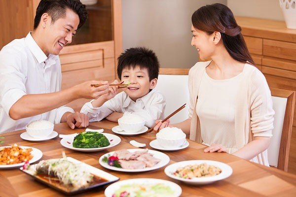 Trẻ em EQ cao sẽ thường làm 3 hành động này trên bàn ăn- Ảnh 1. Trẻ em EQ cao sẽ thường làm 3 hành động này trên bàn ăn- Ảnh 1.