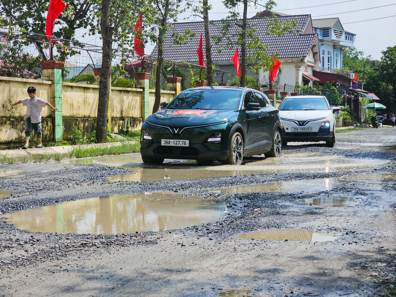 Đường 8 tỷ đồng làm dở dang, người tham gia giao thông gặp khó khăn- Ảnh 11. Đường 8 tỷ đồng làm dở dang, người tham gia giao thông gặp khó khăn- Ảnh 11.