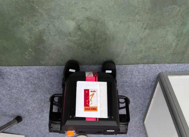 L&atilde;nh đạo ĐH B&aacute;ch khoa H&agrave; Nội l&ecirc;n tiếng vụ d&aacute;n logo đ&egrave; l&ecirc;n Robot Trung Quốc- Ảnh 2.