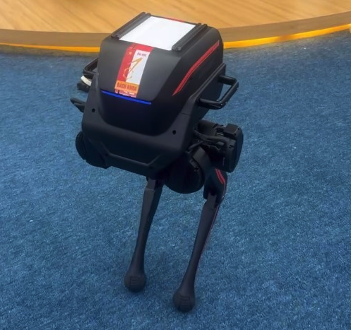 L&atilde;nh đạo ĐH B&aacute;ch khoa H&agrave; Nội l&ecirc;n tiếng vụ d&aacute;n logo đ&egrave; l&ecirc;n Robot Trung Quốc- Ảnh 1.