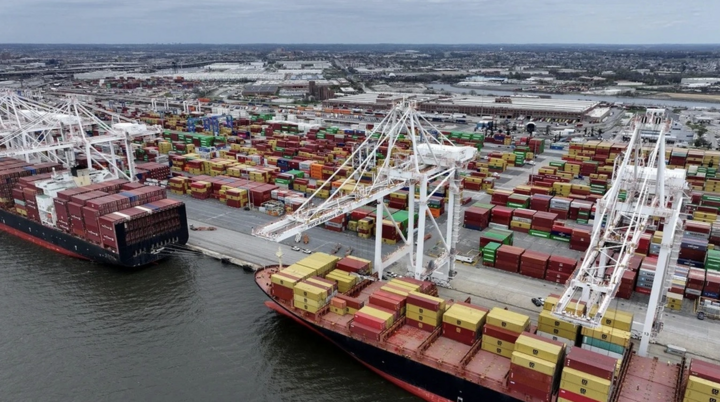 Mỹ, Trung Quốc bắt đầu t&iacute;nh th&ecirc;m ph&iacute; cảng đối với c&ocirc;ng ty vận tải biển- Ảnh 1.