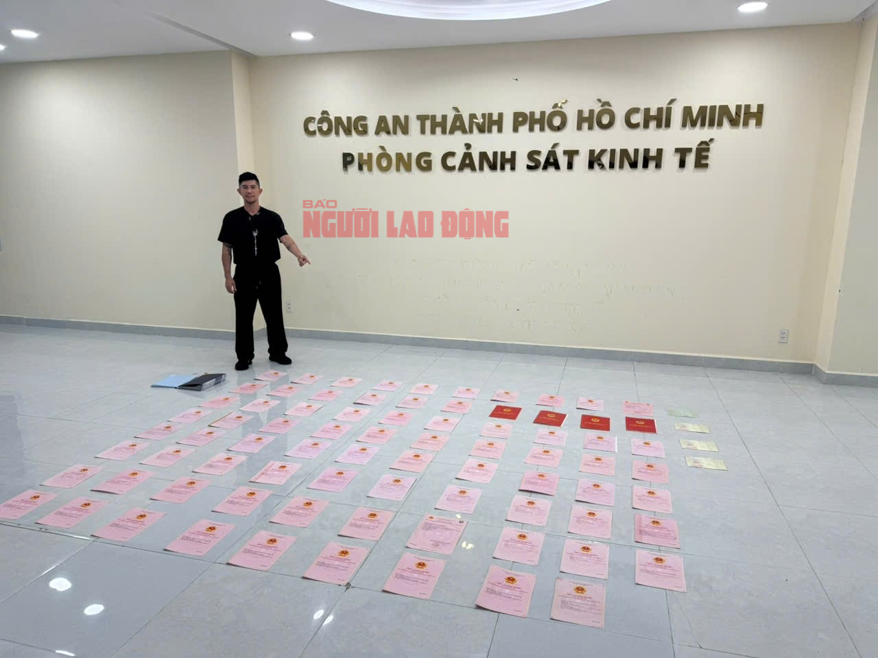 Nóng: Công an TP HCM mở két sắt của Ngân 98, thu 80 sổ đỏ- Ảnh 1.