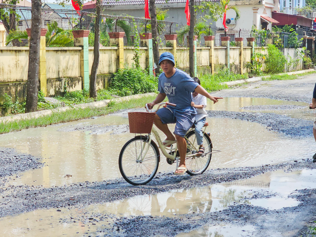 Đường 8 tỷ đồng làm dở dang, người tham gia giao thông gặp khó khăn- Ảnh 10. Đường 8 tỷ đồng làm dở dang, người tham gia giao thông gặp khó khăn- Ảnh 10.