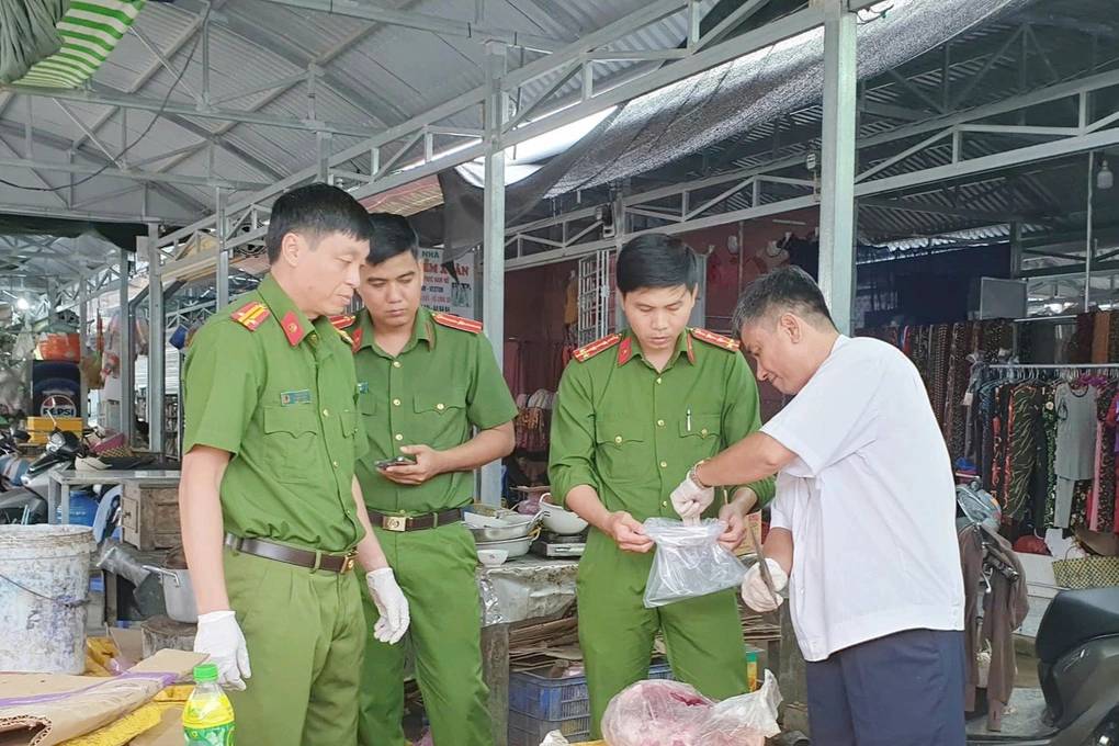 Cần Thơ: Hơn 840kg thịt lợn nhiễm dịch tả châu Phi bị tuồn ra thị trường, có con còn đóng dấu kiểm dịch- Ảnh 1. Cần Thơ: Hơn 840kg thịt lợn nhiễm dịch tả châu Phi bị tuồn ra thị trường, có con còn đóng dấu kiểm dịch- Ảnh 1.