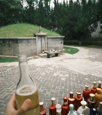 Trào lưu “viếng mộ sáng tạo”: Dâng rượu cho thi nhân, sô cô la cho tướng quân, thuốc giảm đau cho danh tướng cổ đại- Ảnh 2.