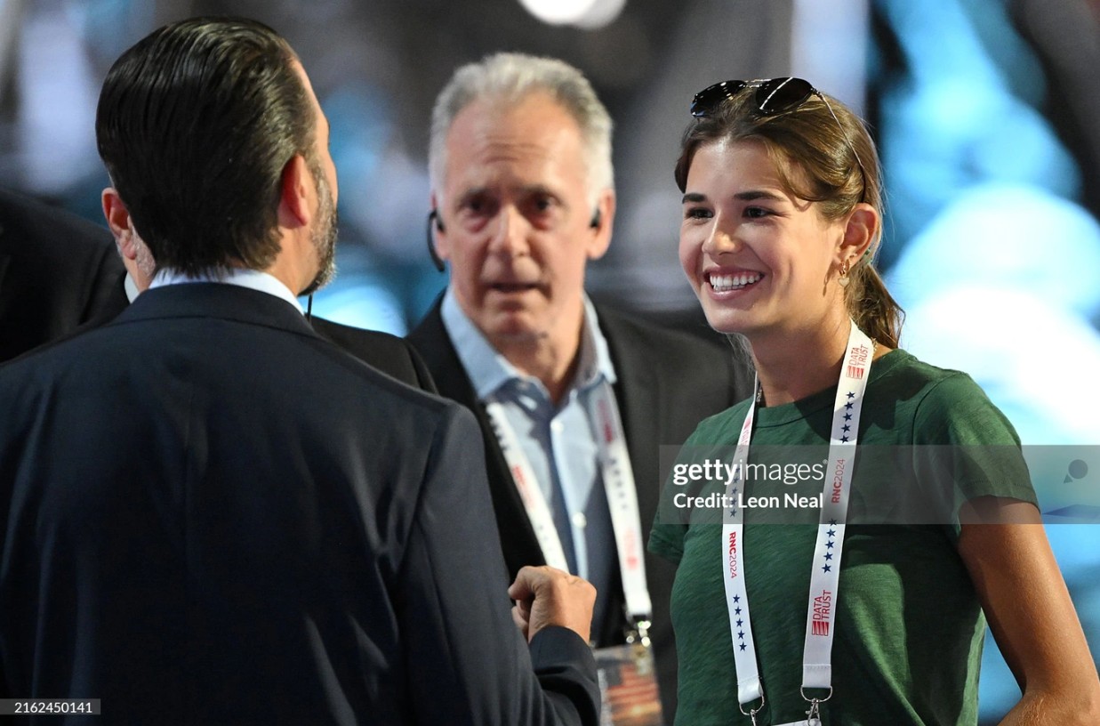 Ch&aacute;u nội Tổng thống Trump: 18 tuổi l&agrave; triệu ph&uacute; USD, lương cao gấp 5 lần &ocirc;ng, chỉ xuất hiện 30 gi&acirc;y cũng g&acirc;y sốt to&agrave;n thế giới- Ảnh 4.