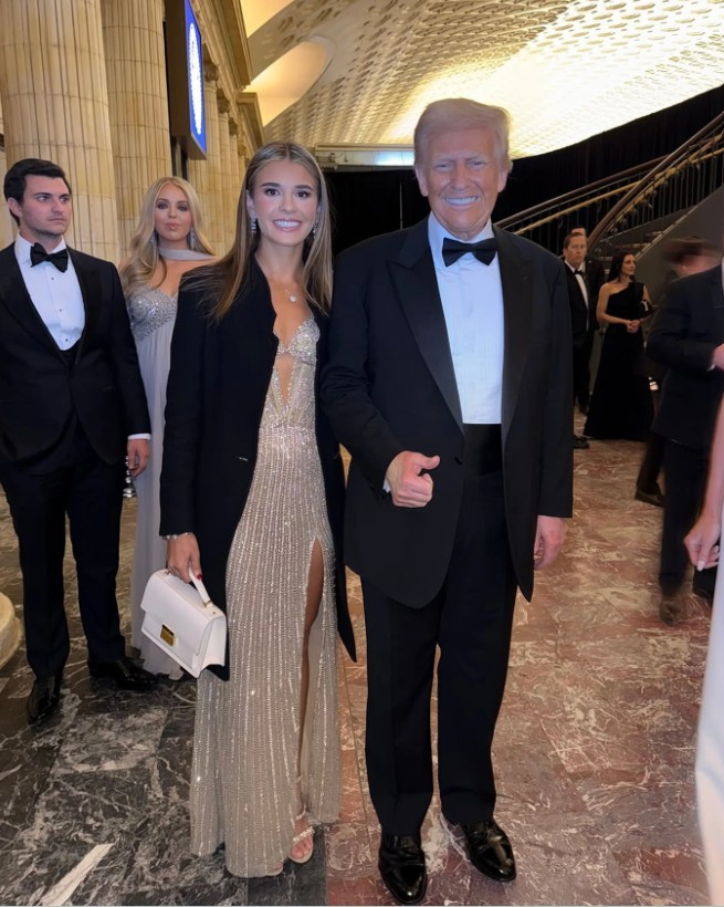 Ch&aacute;u nội Tổng thống Trump: 18 tuổi l&agrave; triệu ph&uacute; USD, lương cao gấp 5 lần &ocirc;ng, chỉ xuất hiện 30 gi&acirc;y cũng g&acirc;y sốt to&agrave;n thế giới- Ảnh 1.