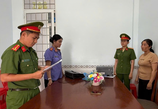 Khám xét chỗ ở, bắt tạm giam Phạm Bé Em- Ảnh 1. Khám xét chỗ ở, bắt tạm giam Phạm Bé Em- Ảnh 1.