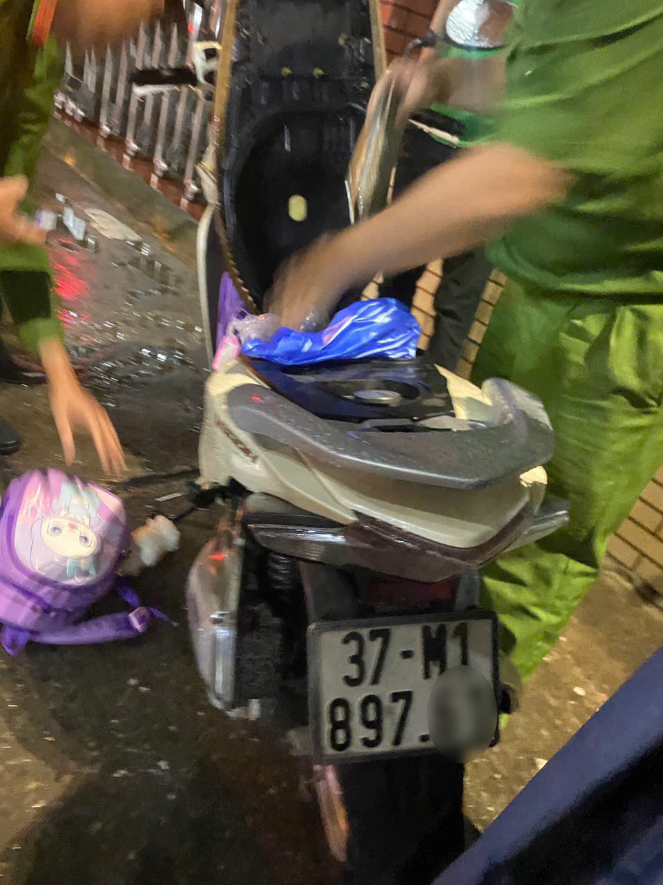 Vụ nghi bố ôm 2 con gái nhảy sông: Đã tìm thấy thi thể 2 cháu bé- Ảnh 3. Vụ nghi bố ôm 2 con gái nhảy sông: Đã tìm thấy thi thể 2 cháu bé- Ảnh 3.