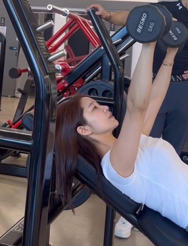 Hot mom U40 gây sốt vì thân hình “bốc lửa”, bí quyết là làm 1 điều rất thường xuyên- Ảnh 6. Hot mom U40 gây sốt vì thân hình “bốc lửa”, bí quyết là làm 1 điều rất thường xuyên- Ảnh 6.