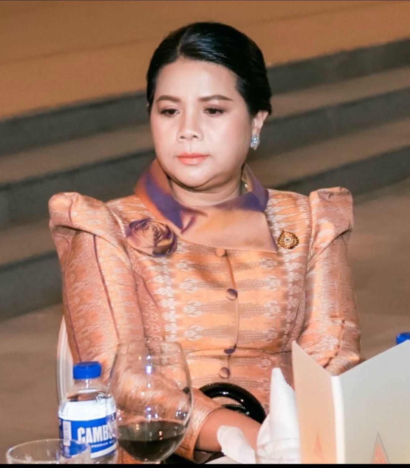 Nhập lậu hàng Thái Lan, 'bà trùm thịt viên' Campuchia bị bắt: Ông Hun Sen ra Sắc lệnh Hoàng gia- Ảnh 1. Nhập lậu hàng Thái Lan, 'bà trùm thịt viên' Campuchia bị bắt: Ông Hun Sen ra Sắc lệnh Hoàng gia- Ảnh 1.