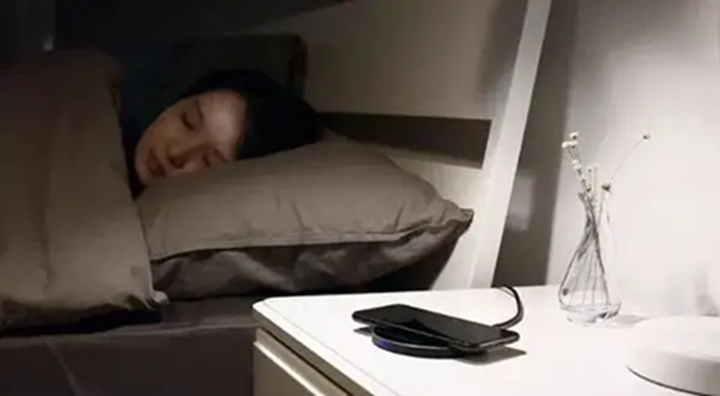 V&igrave; sao kh&ocirc;ng n&ecirc;n đặt điện thoại cạnh giường?- Ảnh 1.