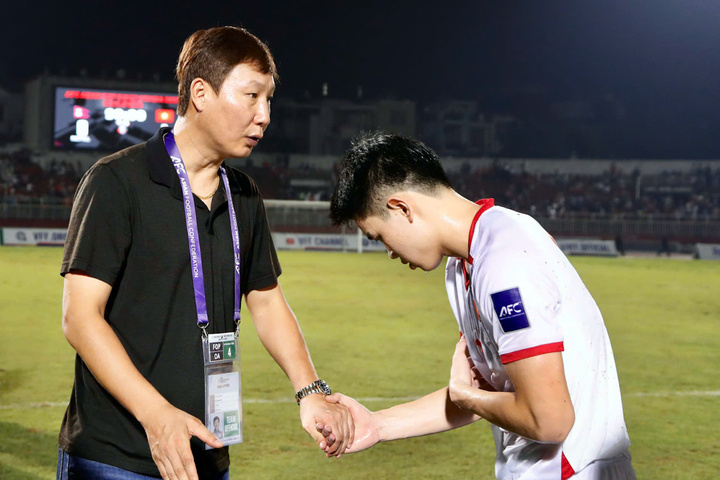 Chuyên gia: HLV Kim Sang-sik thay người 'không ổn'- Ảnh 1. Chuyên gia: HLV Kim Sang-sik thay người 'không ổn'- Ảnh 1.