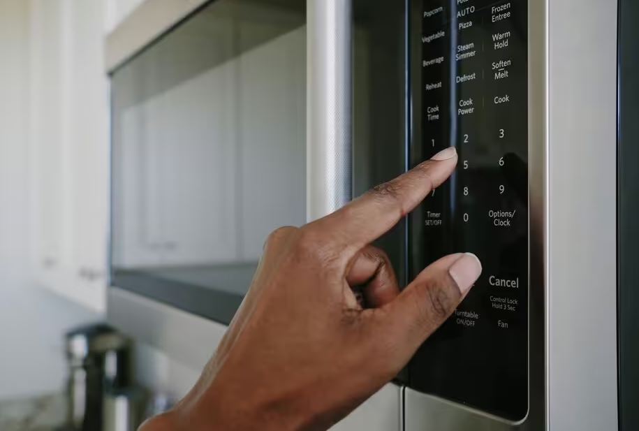 Nút 'bí mật' trên lò vi sóng giúp bạn nấu ăn ngon như đầu bếp- Ảnh 1.