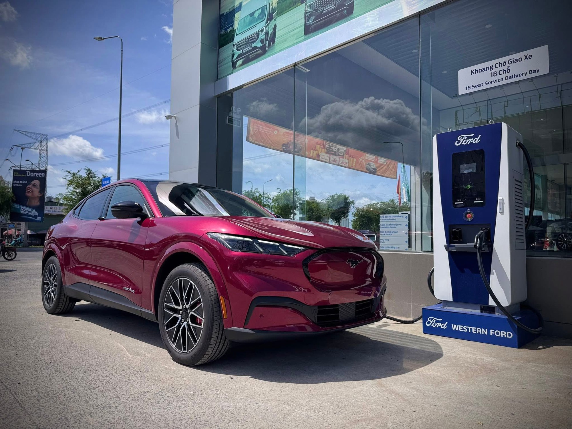 Ford Mustang Mach-E bất ngờ bán chạy hơn cả 'dân chơi' Honda Civic Type R: 'Ngựa hoang điện' đã tìm được chuồng ở Việt Nam?- Ảnh 6.