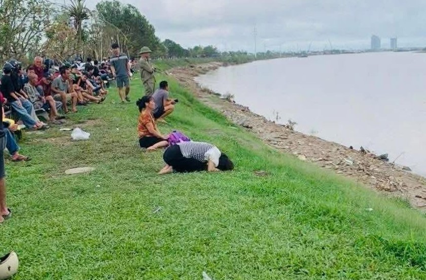 Vụ nghi bố ôm 2 con gái nhảy sông: Đã tìm thấy thi thể 2 cháu bé- Ảnh 2. Vụ nghi bố ôm 2 con gái nhảy sông: Đã tìm thấy thi thể 2 cháu bé- Ảnh 2.