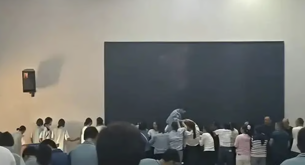 Phẫn nộ: Trường học bắt phụ huynh quỳ gối làm cầu cho học sinh bước qua, gọi đó là ‘bài học biết ơn’- Ảnh 2. Phẫn nộ: Trường học bắt phụ huynh quỳ gối làm cầu cho học sinh bước qua, gọi đó là ‘bài học biết ơn’- Ảnh 2.