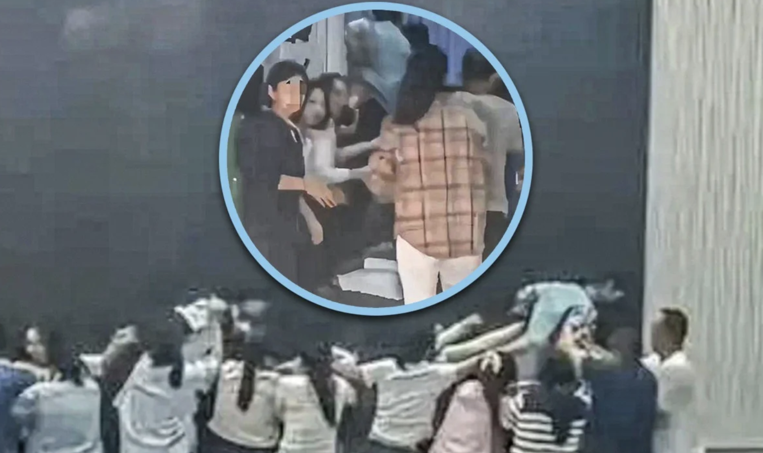 Phẫn nộ: Trường học bắt phụ huynh quỳ gối làm cầu cho học sinh bước qua, gọi đó là ‘bài học biết ơn’- Ảnh 1. Phẫn nộ: Trường học bắt phụ huynh quỳ gối làm cầu cho học sinh bước qua, gọi đó là ‘bài học biết ơn’- Ảnh 1.