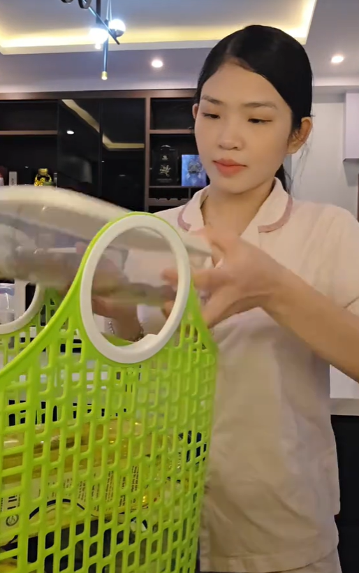 Mẹ bỉm bị miệt thị gay gắt v&igrave; &ldquo;chỉ biết l&agrave;m việc nh&agrave;&rdquo; v&agrave; lời đ&aacute;p trả sắc b&eacute;n được d&acirc;n mạng rần rần đ&ograve;i &ldquo;ụp vương miện&rdquo;- Ảnh 7.