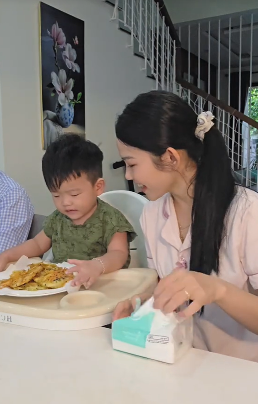 Mẹ bỉm bị miệt thị gay gắt v&igrave; &ldquo;chỉ biết l&agrave;m việc nh&agrave;&rdquo; v&agrave; lời đ&aacute;p trả sắc b&eacute;n được d&acirc;n mạng rần rần đ&ograve;i &ldquo;ụp vương miện&rdquo;- Ảnh 9.