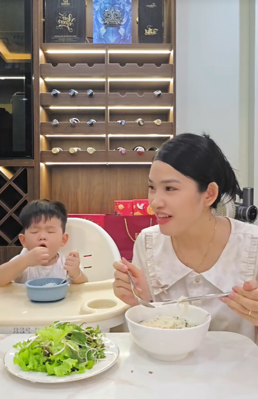 Mẹ bỉm bị miệt thị gay gắt v&igrave; &ldquo;chỉ biết l&agrave;m việc nh&agrave;&rdquo; v&agrave; lời đ&aacute;p trả sắc b&eacute;n được d&acirc;n mạng rần rần đ&ograve;i &ldquo;ụp vương miện&rdquo;- Ảnh 8.