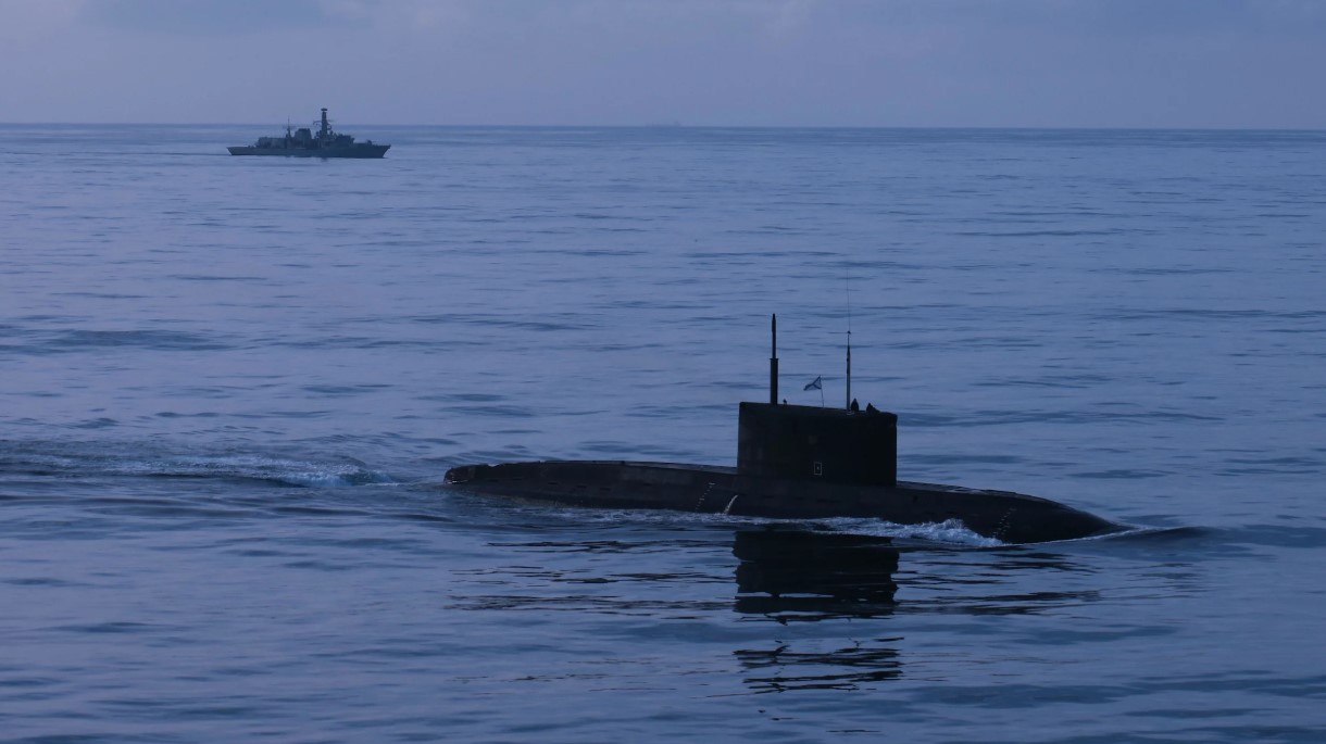 Tàu ngầm Nga hoạt động 'bất thường', Tổng thư ký NATO giễu 'lê lết về nhà': Cỗ máy chiến tranh gặp sự cố?- Ảnh 3.