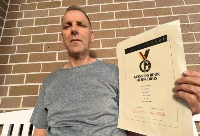 Người đàn ông có tên dài 6 trang giấy, mất 20 phút mới đọc xong- Ảnh 1.