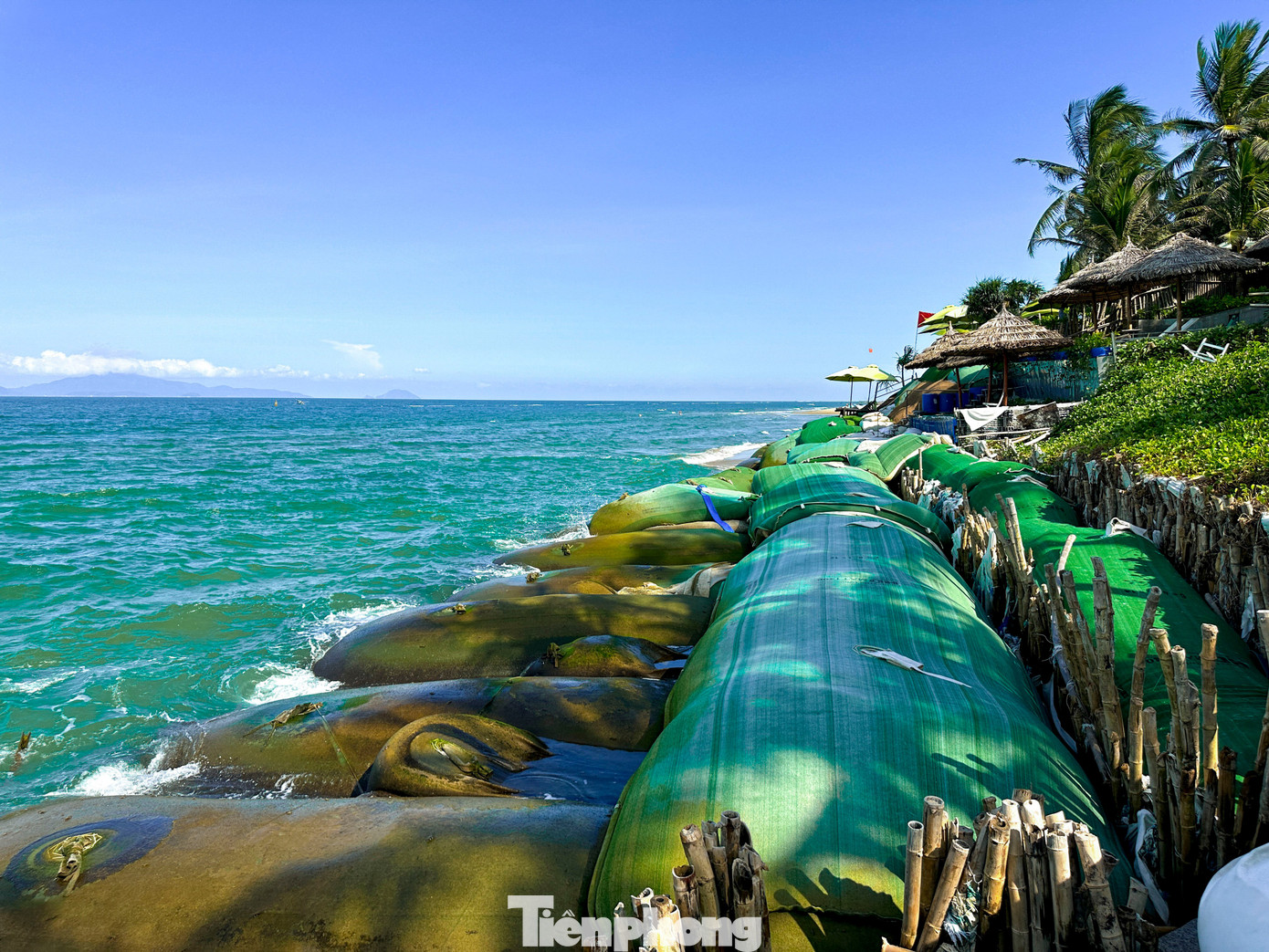 Đà Nẵng: Biển xâm thực, sóng 'ngoạm' bờ uy hiếp từng ngày- Ảnh 1.