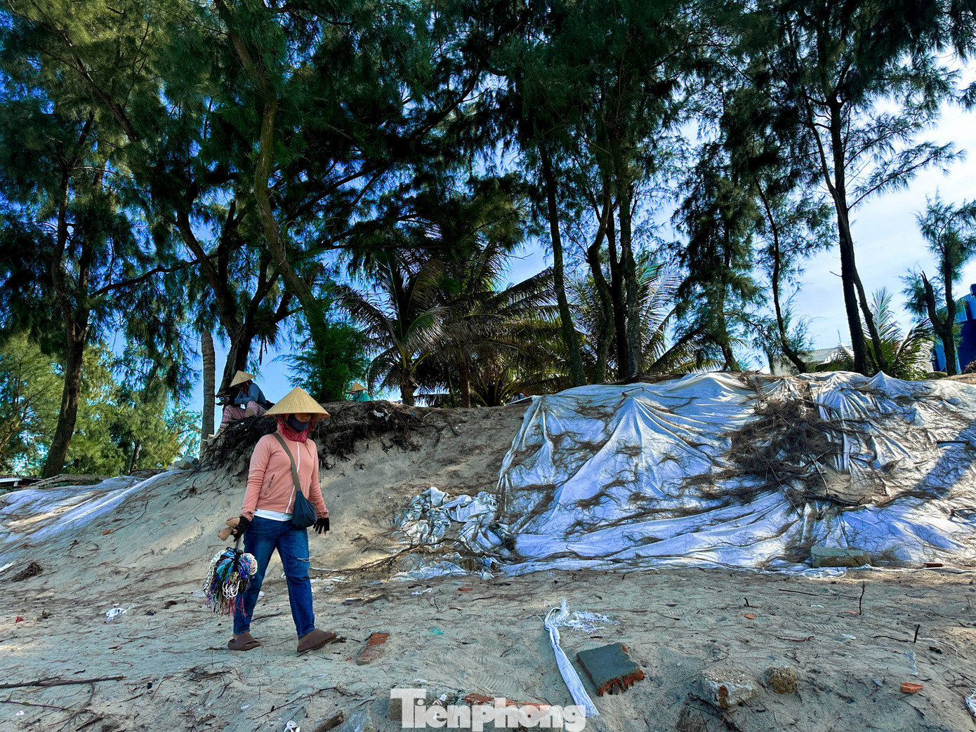 Đà Nẵng: Biển xâm thực, sóng 'ngoạm' bờ uy hiếp từng ngày- Ảnh 4.