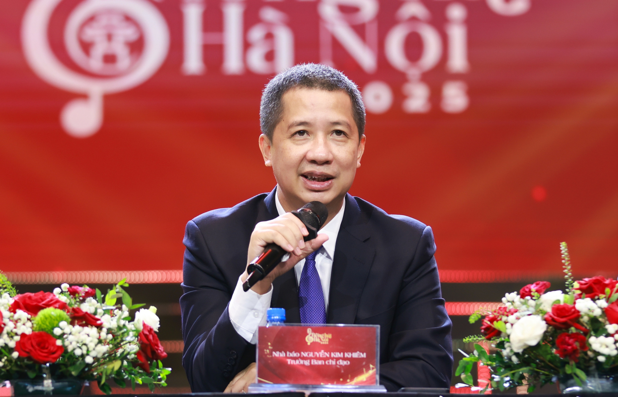 Ông Nguyễn Kim Khiêm, Tổng Giám đốc-Tổng Biên tập Đài Phát thanh-Truyền hình Hà Nội, Trưởng Ban Chỉ đạo cuộc thi phát biểu tại buổi gặp gỡ báo chí. Ông Nguyễn Kim Khiêm, Tổng Giám đốc-Tổng Biên tập Đài Phát thanh-Truyền hình Hà Nội, Trưởng Ban Chỉ đạo cuộc thi phát biểu tại buổi gặp gỡ báo chí.