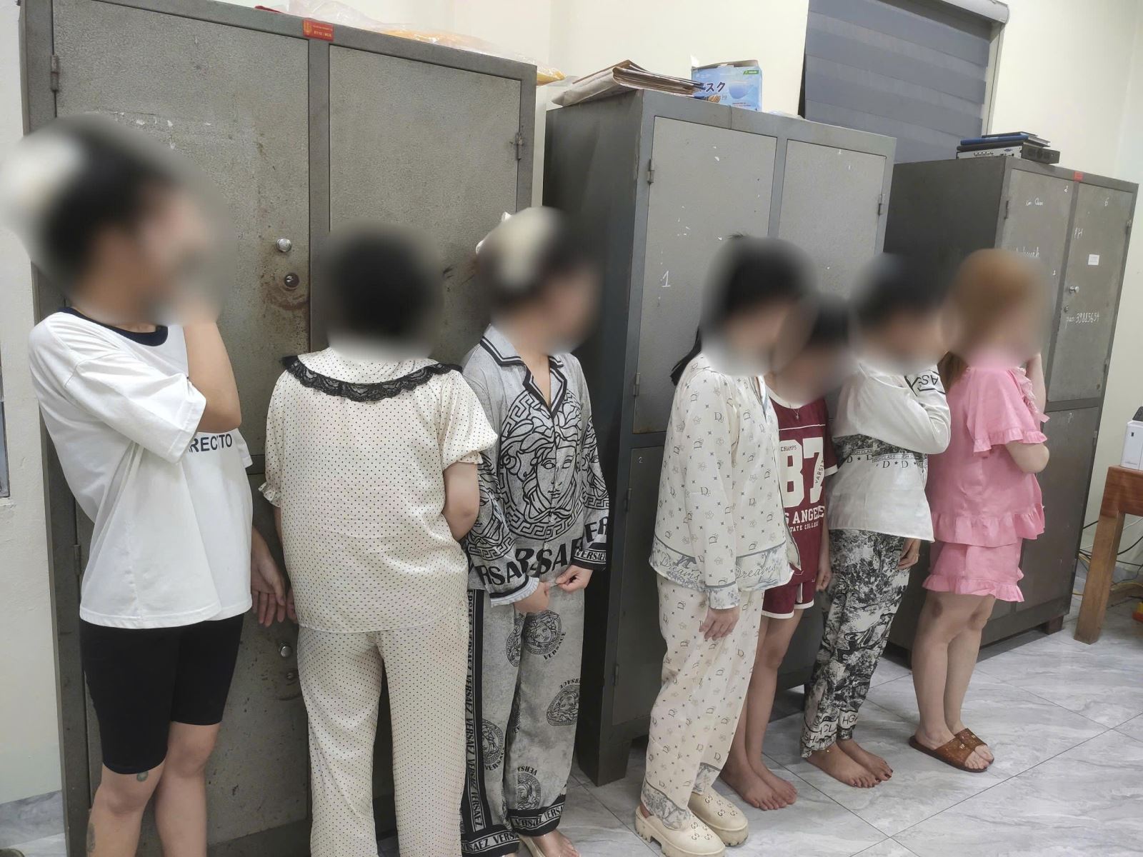 Bất ngờ kiểm tra quán karaoke Venus, phát hiện 18 "dân chơi" dương tính với ma tuý- Ảnh 1.